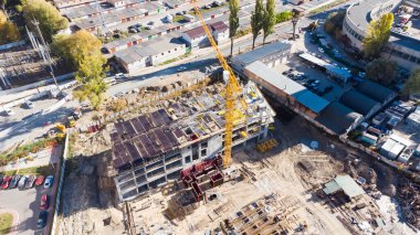 İnşaat alanı geçmişi. Vinç kaldırma ve yeni çok katlı binalar. Sanayi geçmişi