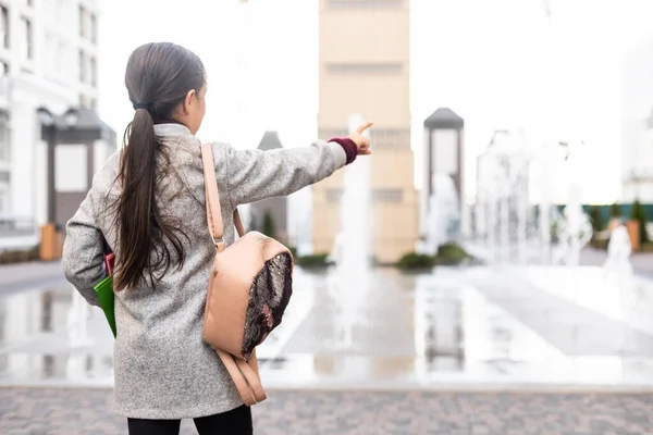 Una scolaretta con lo zaino. Buona infanzia. Inizio dell'anno accademico. Autunno per studiare. Studia alla scuola elementare. Il concetto di istruzione scolastica. Torna a studiare — Foto Stock