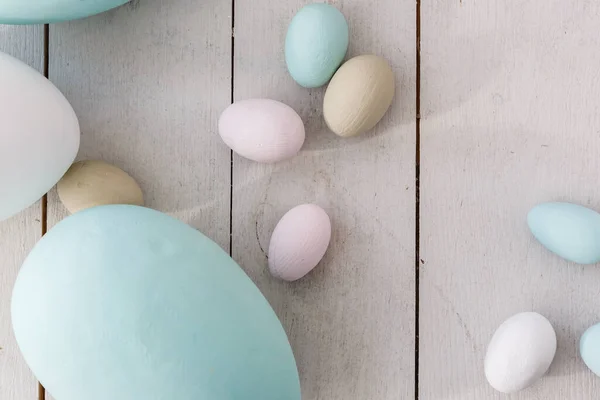 Oeufs de Pâques panier fond en bois — Photo