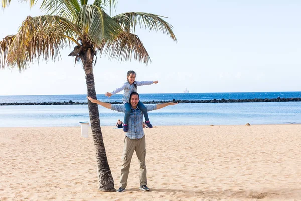 Schöne Familie am tropischen Strand mit Palme im Sommerurlaub — Stockfoto
