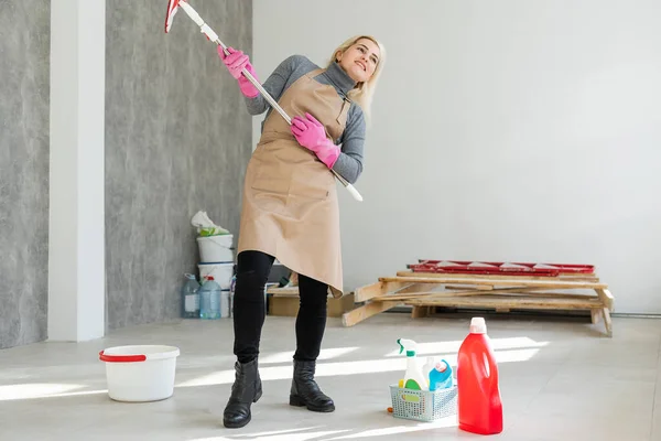 Limpieza de primavera mujer piso de limpieza con fregona — Foto de Stock