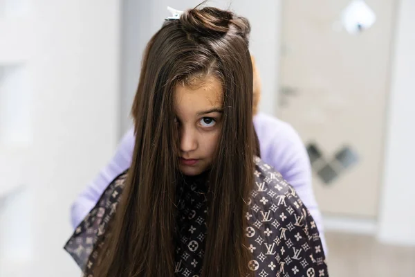 Little girl getting her new haircut in a barbershop — Stock Photo, Image