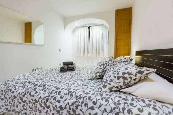 Schlafzimmereinrichtung. Komfortables Schlafzimmer mit schöner Dekoration. Modernes Schlafzimmer in Luxuswohnung. — Stockfoto