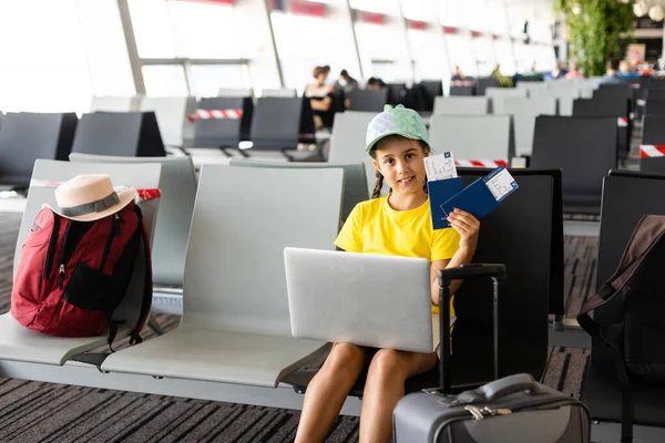 Chica de belleza utilizando el ordenador portátil en el aeropuerto — Foto de Stock