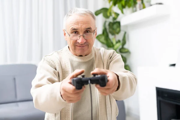 Pessoas Jogando Videogame E Se Divertindo Em Casa Imagem de Stock