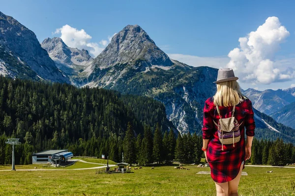 Молодая красивая девушка путешественник, горы Альпы фоне, — стоковое фото