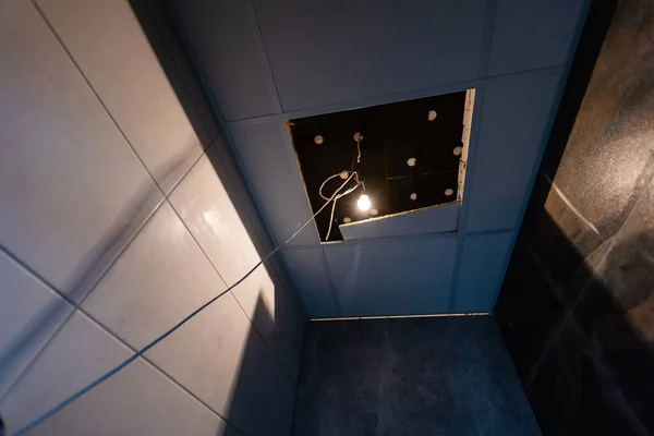 Потолок и освещение внутри офисного здания. — стоковое фото