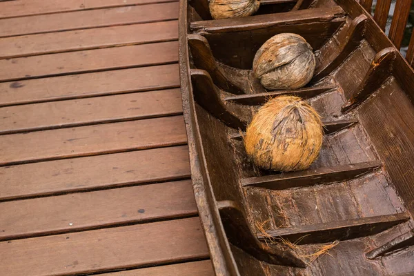 Деревянное каноэ с кокосами внутри — стоковое фото