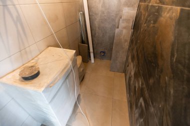 New Lüks Evi 'nde güzel, beyaz ve parlak bir banyo. yenileme.