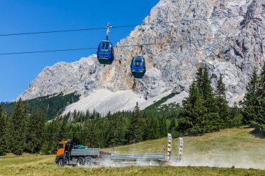 Alplerdeki kayak asansörü kabini.