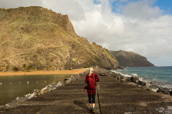 テネリフェ島。女性旅行者の観光ビーチ ビューを見てします。プラヤ デ ラス テレシタス、テネリフェ島、カナリア諸島, スペイン. — ストック写真