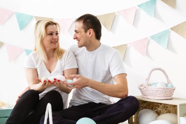 Paskalya ailesi yumurtaları birlikte süslüyor.