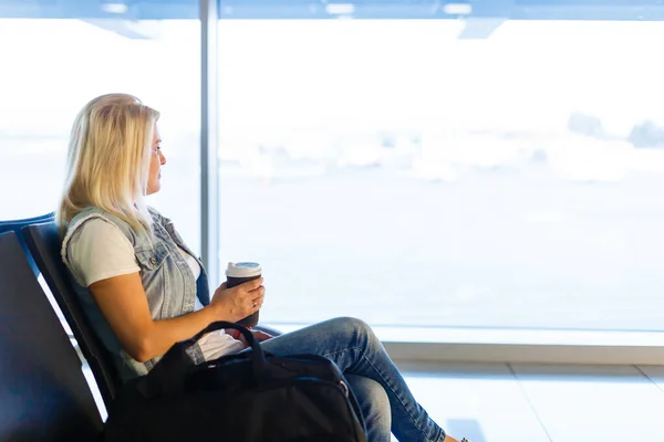 Une jeune passagère à l'aéroport attend son vol — Photo