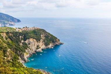 Ligurya ve Akdeniz limanında denize demirlemiş balıkçı tekneleri Ulusal Park Cinque Terre Sahili kıyısındaki Riviera di Levante kıyısında mavi gökyüzü, Riomaggiore köyü, Liguria, İtalya.