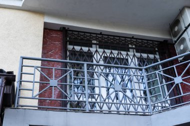 Üzerinde ızgara olan cam kapılar. ızgara.