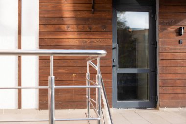 Dışarısı cam kapılı, dış tarafı bina.