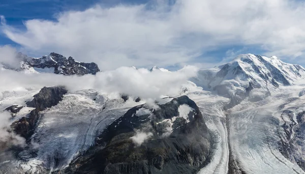 Montañas panorámicas con nubes, Suiza — Foto de Stock