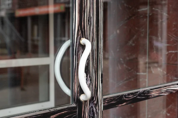 Снаружи сплошная стеклянная дверь со строительным забором — стоковое фото