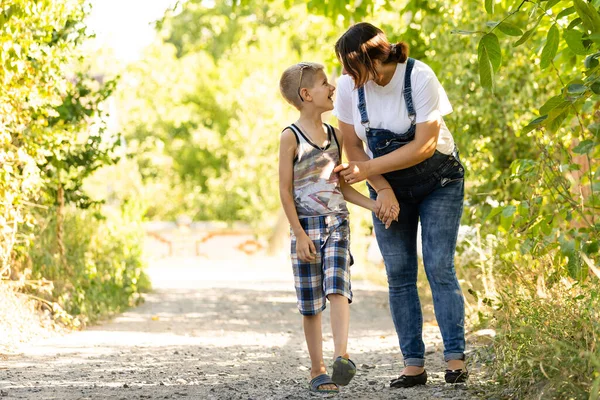 Jovem e grávida mãe com seu filho no parque de verão — Fotografia de Stock