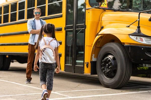 Conductor del autobús escolar está de pie delante de su autobús — Foto de Stock