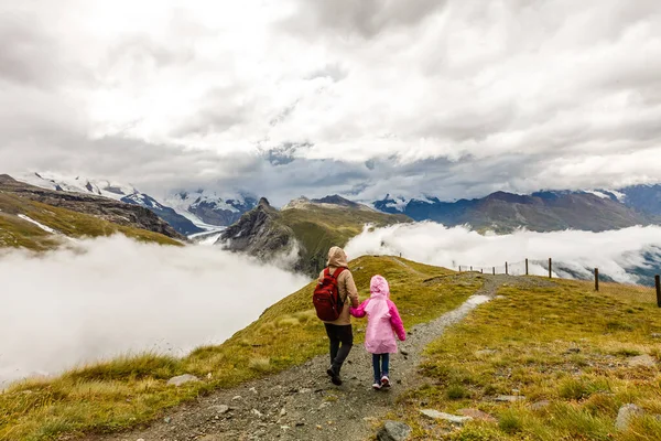 観光の女の子の母親と娘と山の景色 — ストック写真