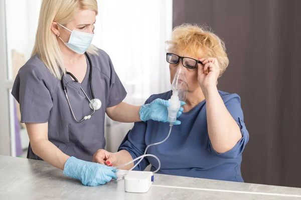 Ältere Frau während der Coronavirus-Pandemie beim Arzt — Stockfoto