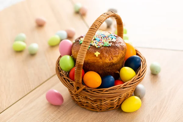 Bolo de Páscoa e ovos coloridos e flores em primeiro plano — Fotografia de Stock