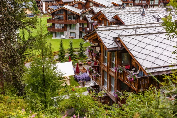 Alte Holzhütte in den Alpen in ländlicher Herbstlandschaft — Stockfoto