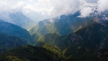 Arnavutluk 'un dağlı güzel manzarası