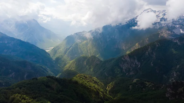 Hermoso paisaje en Albania con montañas — Foto de Stock