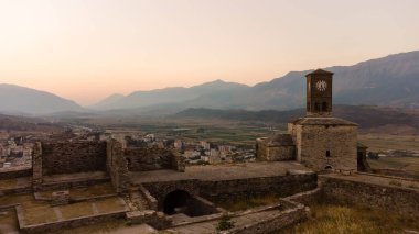 Arnavutluk 'un Cirokaster kentinde duvar, kule ve saatle Cirokastra kalesine panoramik manzara