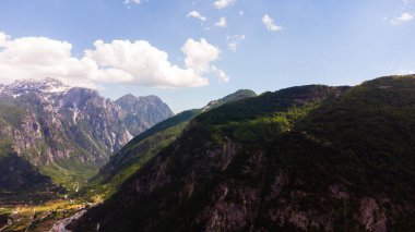 Dağlarda ve bulutlarda bahar sabahı