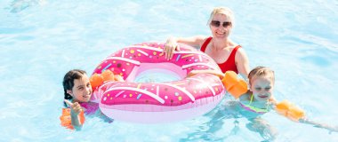 Bilardoda oynayan çocuklar. İki küçük kız havuzda eğleniyor. Yaz tatili ve tatil konsepti