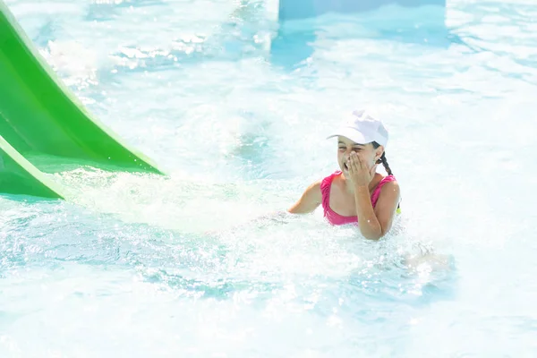 Criança feliz brincando na piscina. Conceito férias de verão — Fotografia de Stock