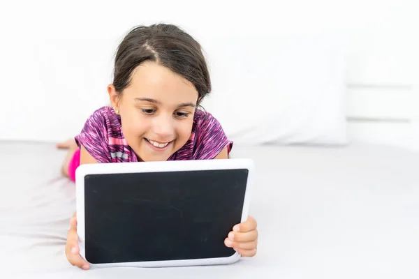 Kislány digitális tabletta a szőnyegen — Stock Fotó