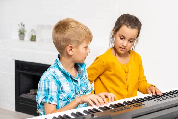 피아노 위의 아이들에게 음악에 대한 가정 학습입니다. 격리 기간 동안 집에 있는 아이들을 위한 활동에 대한 생각이었습니다. 음악 개념 — 스톡 사진