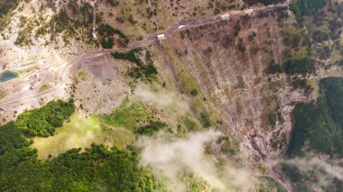 Arnavutluk Alp Dağlarının manzaralı paradisiac manzarası. Seyahat, keşif, tatil konsepti