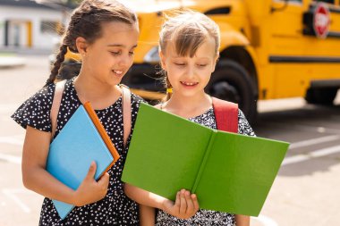 Karşılaştığımız için şanslıyız. Neşeli, zeki liseli kızlar. Açık havada mutlu okul kızları. Küçük liseli kızlar okul üniforması giyer. Sevimli liseli kızlar çekici görünüyor. Okul yılının sonu..