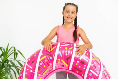 Büyük pembe kauçuk yüzüklü beyaz kız.