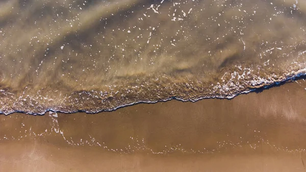 Gelombang lembut laut di pantai berpasir — Stok Foto