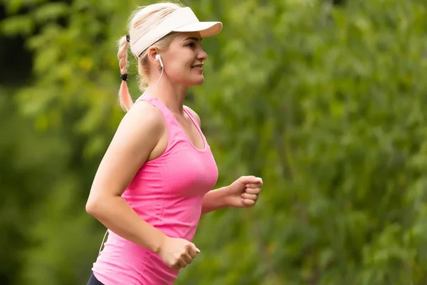 Donna che corre nella foresta boscosa, si allena e si allena per la resistenza alla maratona di trail run. Fitness concetto di stile di vita sano — Foto Stock
