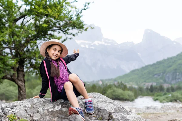 Klein meisje in de bergen van albania — Stockfoto