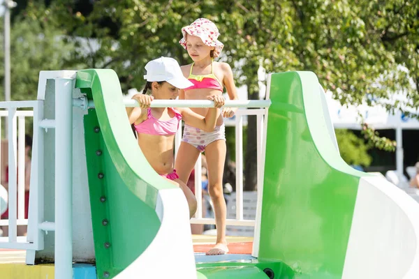 Zwei kleine Mädchen vergnügen sich beim Sprung ins Schwimmbad — Stockfoto