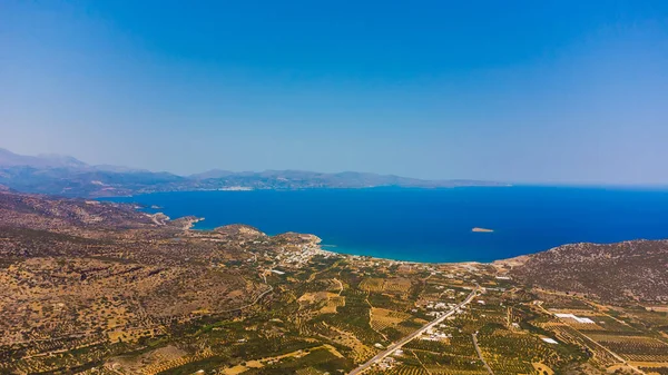 Landschap van hoge heuvels op Kreta op de achtergrond van de lucht — Stockfoto