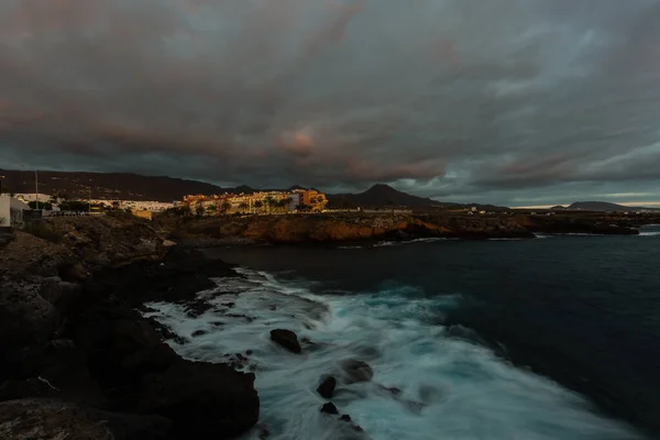 Coucher de soleil sur la plage du tenerife. — Photo