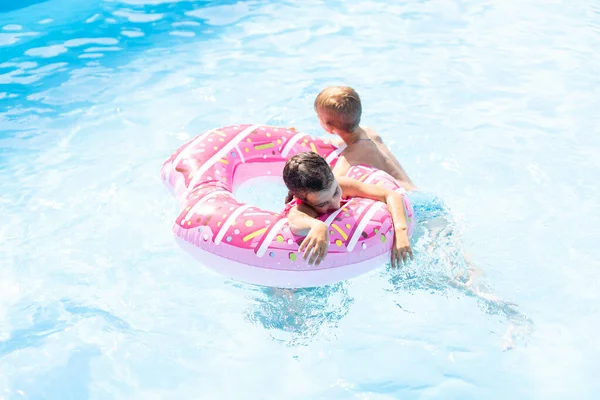 Les enfants s'amusent à jouer dans la piscine pendant les vacances d'été — Photo