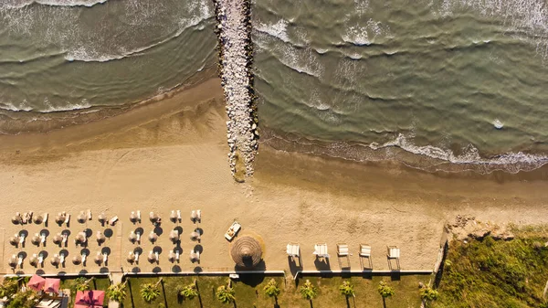 Playa de arena aérea, vista superior de una hermosa playa de arena aérea con las olas rodando en la orilla — Foto de Stock