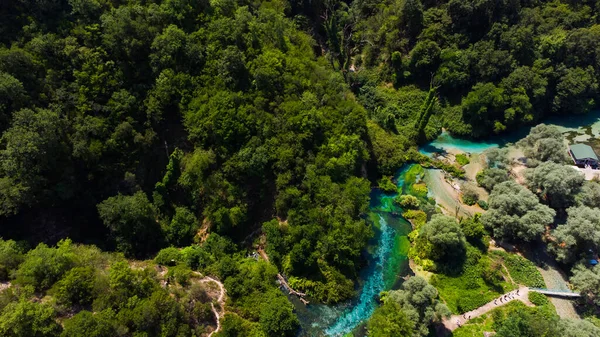 Beau printemps turquoise Oeil Bleu, Albanie. La source est très puissante, froide et profonde et est source d'une rivière Bistrice — Photo