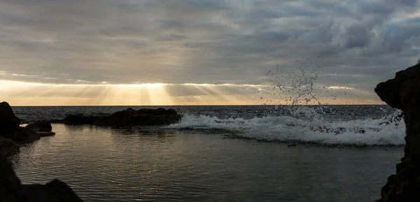 Antiguo muelle de piedra al atardecer en Tenerife, Islas Canarias, España — Foto de Stock