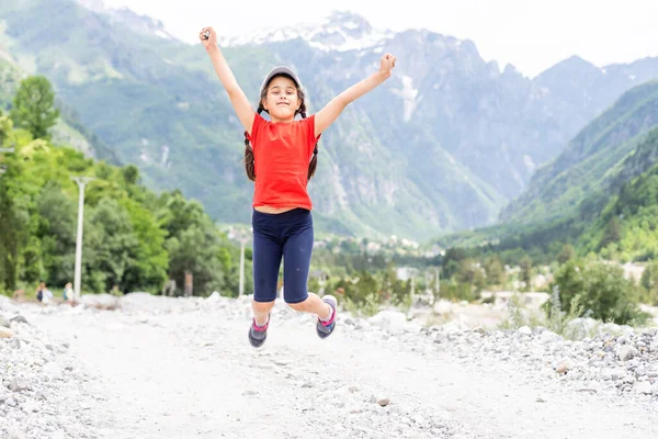 Porträt eines Mädchens vor dem Alpenpanorama — Stockfoto